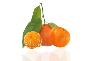 dois todo tangerinas com verde folhas e 1 descascado, exibindo seus vibrante laranja cor e suculento, refrescante segmentos para uma saudável lanche. foto