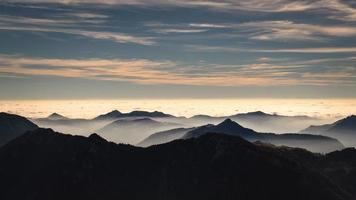 paisagem montanhosa envolta em névoa foto