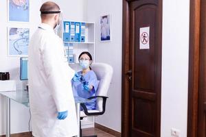 médico fazendo radiografia de paciente para enfermeira foto