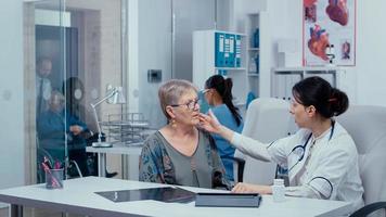 médico examinando a garganta de um paciente foto