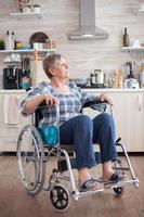 retrato de mulher idosa com deficiência foto