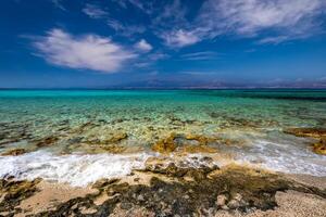 a costa do chrissy ilha em uma ensolarado verão dia com turquesa mar água. Creta, Grécia. foto