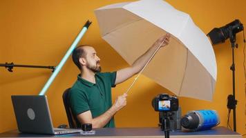 fotógrafo segurando guarda-chuva branco foto