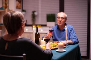 mulher jantando com marido