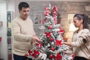 jovem casal caucasiano preparando seu dia de natal foto