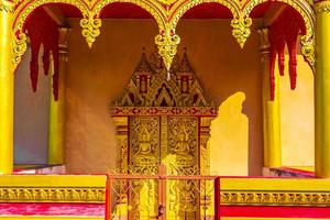 porta de entrada do templo budista de wat phol phao luang prabang laos. foto