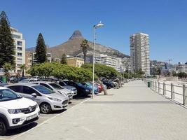 cidade do cabo, áfrica do sul, 17 de janeiro de 2018, montanhas, hotéis e carros de estacionamento no ponto marítimo da cidade do cabo. foto