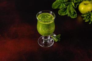 Smoothie de maçã verde gengibre no fundo de concreto foto