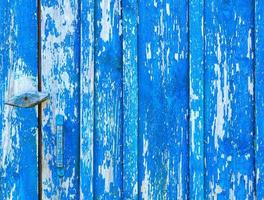 tinta azul velha em uma porta de madeira gasta corroída, textura de uma madeira velha.