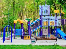 playground colorido das crianças brilhantes no parque de verão da cidade. foto