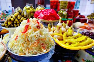 legumes em conserva, salada de hill com chucrute, cenoura e pimentão no fundo de outros vegetais fermentados no borrão. foto