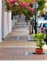 calçada velha deserta na rua loutraki, na grécia, em uma manhã de verão. foto