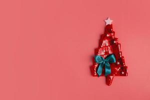 cartão de feliz ano novo com árvore de Natal brilhante plana leigos abstrata feita de fita. copie o espaço foto