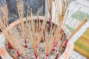 incenso queimando na panela com fumaça de incenso incenso varas de foco seletivo foto