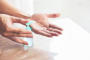 gel de desinfetante para as mãos higiene das mãos com gel de álcool ou desinfetante de sabonete antibacteriano, higiene covid-19 prevenção da propagação do vírus de germes e bactérias prevenção do surto de coronavírus foto