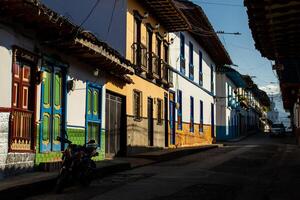 lindo ruas às a histórico centro da cidade do a herança Cidade do salamina localizado às a Caldas departamento dentro Colômbia. foto