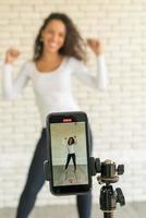 mulher latina criou seu vídeo de dança pela câmera do smartphone. para compartilhar vídeo para aplicativo de mídia social.