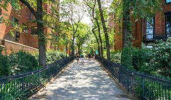 cidade de nova york, eua - 21 de junho de 2016. vista traseira de pessoas caminhando pelo calçadão no distrito de blookyn, na cidade de nova york foto