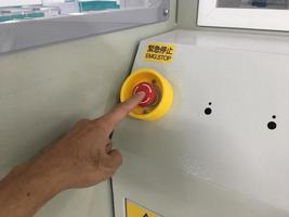 toque manual na máquina de botão de emergência na fábrica industrial foto