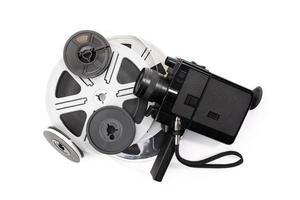 câmera super 8 vintage e bobinas de filme isoladas no fundo branco. fundo de filme de filme foto
