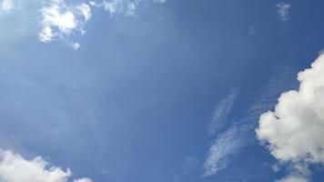 fundo do céu azul com pequenas nuvens. céu azul com lindas nuvens. foto