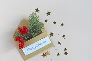 ano novo ou natal vista superior feriado celebração envelope vermelho carta cópia espaço verde cor de fundo de papel. modelo de cartão de felicitações foto