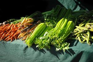 legumes comprado às a agricultores mercado incluir cachos do salsão, cenouras, beterraba, e verde feijões, que estão recentemente selecionado para perfeição. foto