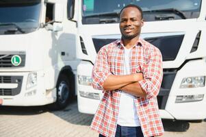 caminhão motorista homem africano americano muscular sorridente, dentro muito tempo o negócio transporte e Entrega foto