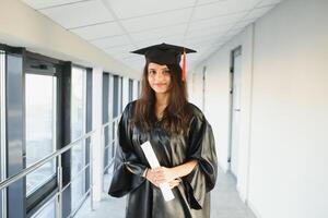 jovem ásia indiano fêmea graduado vestindo manto. realização dentro vida.aprendizado com confiança foto