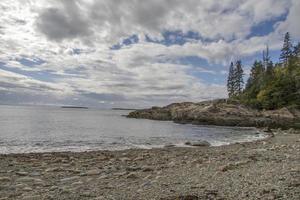 litoral rochoso ao longo do oceano em Maine, Estados Unidos foto