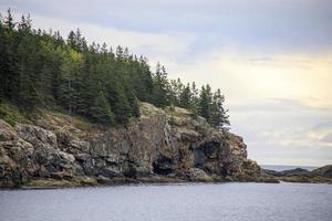 litoral rochoso ao longo do oceano em Maine, Estados Unidos foto