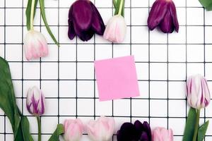 fundo floral com espaço de cópia. quadro plano de tulipas. dia das mulheres, cartão de felicitações para o dia das mães foto