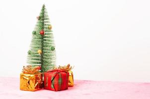 árvore de natal e caixa de presente de ouro para fundos de natal foto