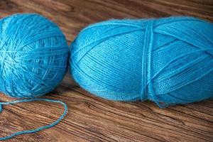 uma meada e novelo de lã para tricô. fios azuis. foto