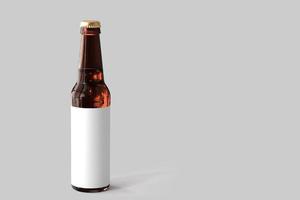 maquete de garrafa de cerveja com copo de Session Pale Ale e espuma. etiqueta em branco no fundo branco foto