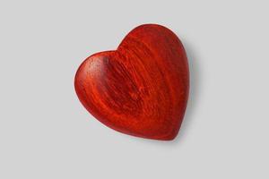 close-up vista brilhante coração de madeira isolado no fundo branco. adicionado espaço de cópia para texto. foto