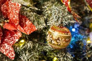 decoração bola de natal com neve artificial foto