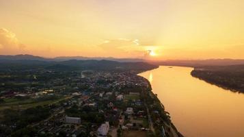 vista aérea do pôr do sol no rio mekong entre laos - província de chiang khan loei, tailândia foto