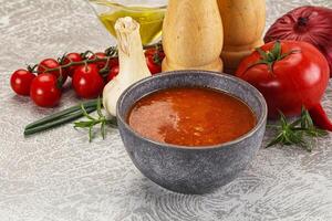 quente tomate sopa com picado frango foto