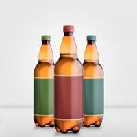 maquete de garrafas de cerveja marrom isolado no branco - rótulo em branco foto