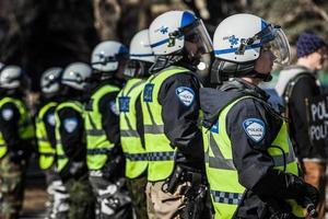 Montreal, Canadá, 2 de abril de 2015 - close up de equipamentos e proteções da polícia foto