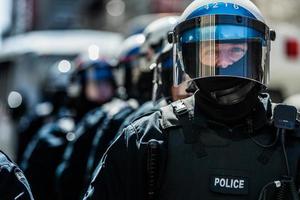 Montreal, Canadá, 02 de abril de 2015 - close-up de retratos da polícia prontos em caso de problema foto