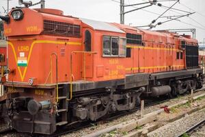 amritsar, Índia, Junho 03 2024 - indiano trem elétrico locomotiva motor às Amritsar estrada de ferro estação durante a dia tempo, Amritsar shatabdi trem elétrico locomotiva motor foto
