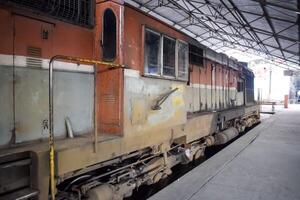 amritsar, Índia, pode 03 2024 - indiano trem elétrico locomotiva motor às Amritsar estrada de ferro estação durante a dia tempo, Amritsar shatabdi trem elétrico locomotiva motor foto