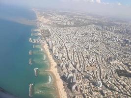 vista aérea do horizonte de tel aviv, israel. clicado do voo. foto