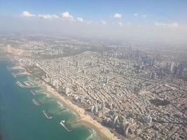 vista aérea do horizonte de tel aviv, israel. clicado do voo. foto