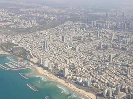 vista aérea do horizonte de tel aviv, israel. clicado do voo. foto