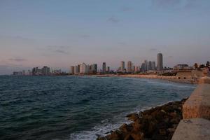 vista noturna de tel aviv, horizonte de israel e praia. foto