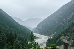 belo vale do Himalaia e águas correntes de ganges do rio. foto
