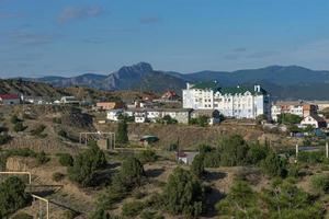 paisagem com vista para montanhas e casas em sudak, na crimeia foto